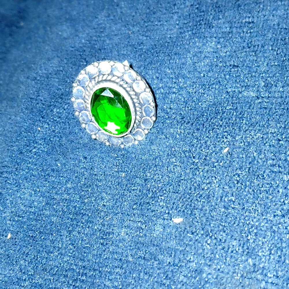 Beautiful emerald set in white gold ring